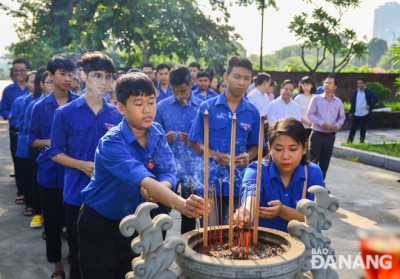 Offering incense to famous general Nguyen Tri Phuong and introducing newly discovered cannons